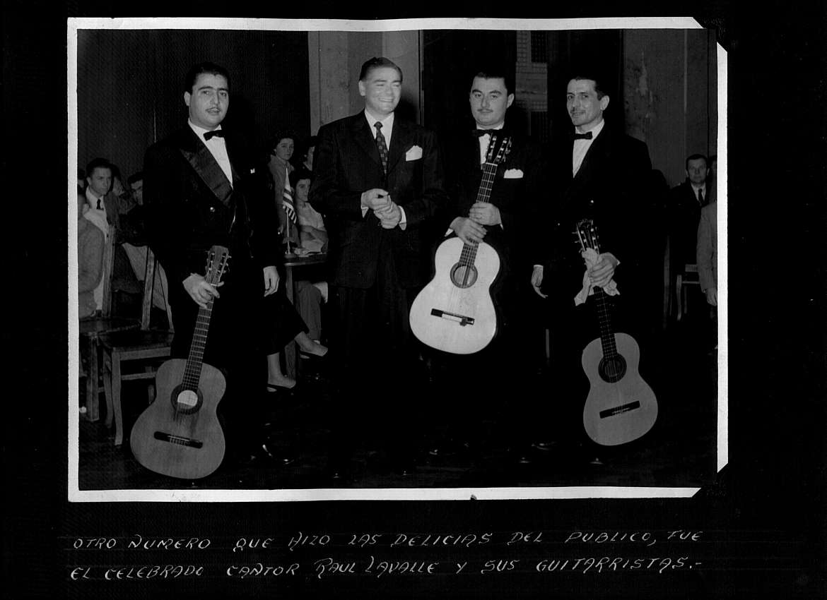 Presentación de canto y guitarras ante el público local.