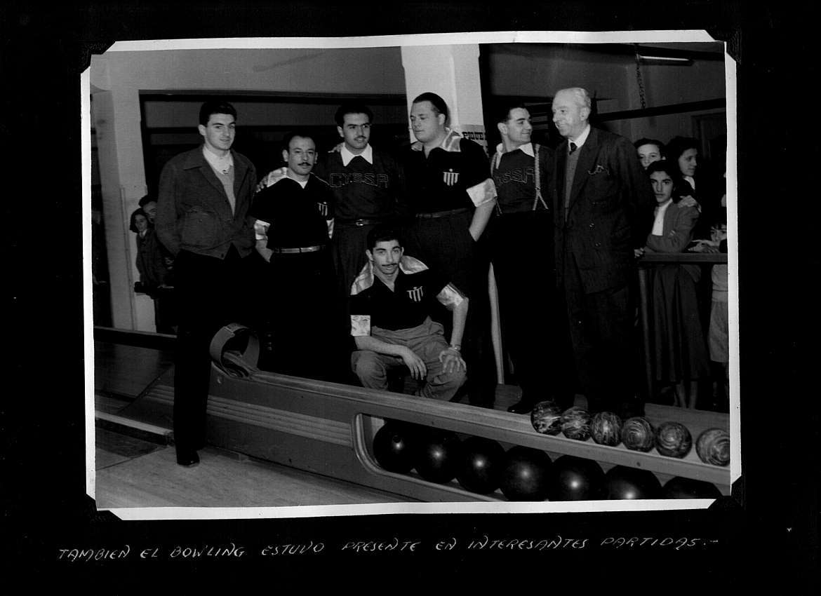 Jugadores de bowling durante un encuentro deportivo.