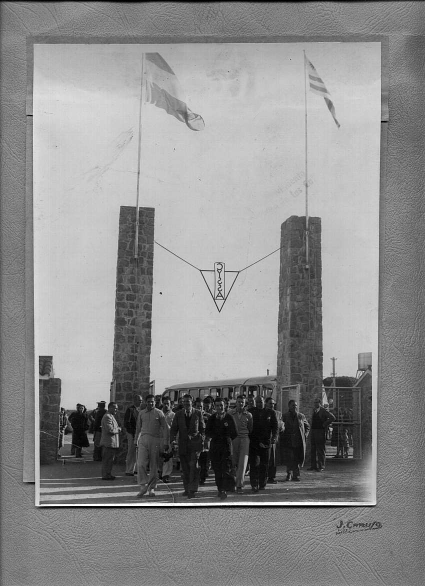 Fotografía de época del acceso principal a C.Y.S.S.A.