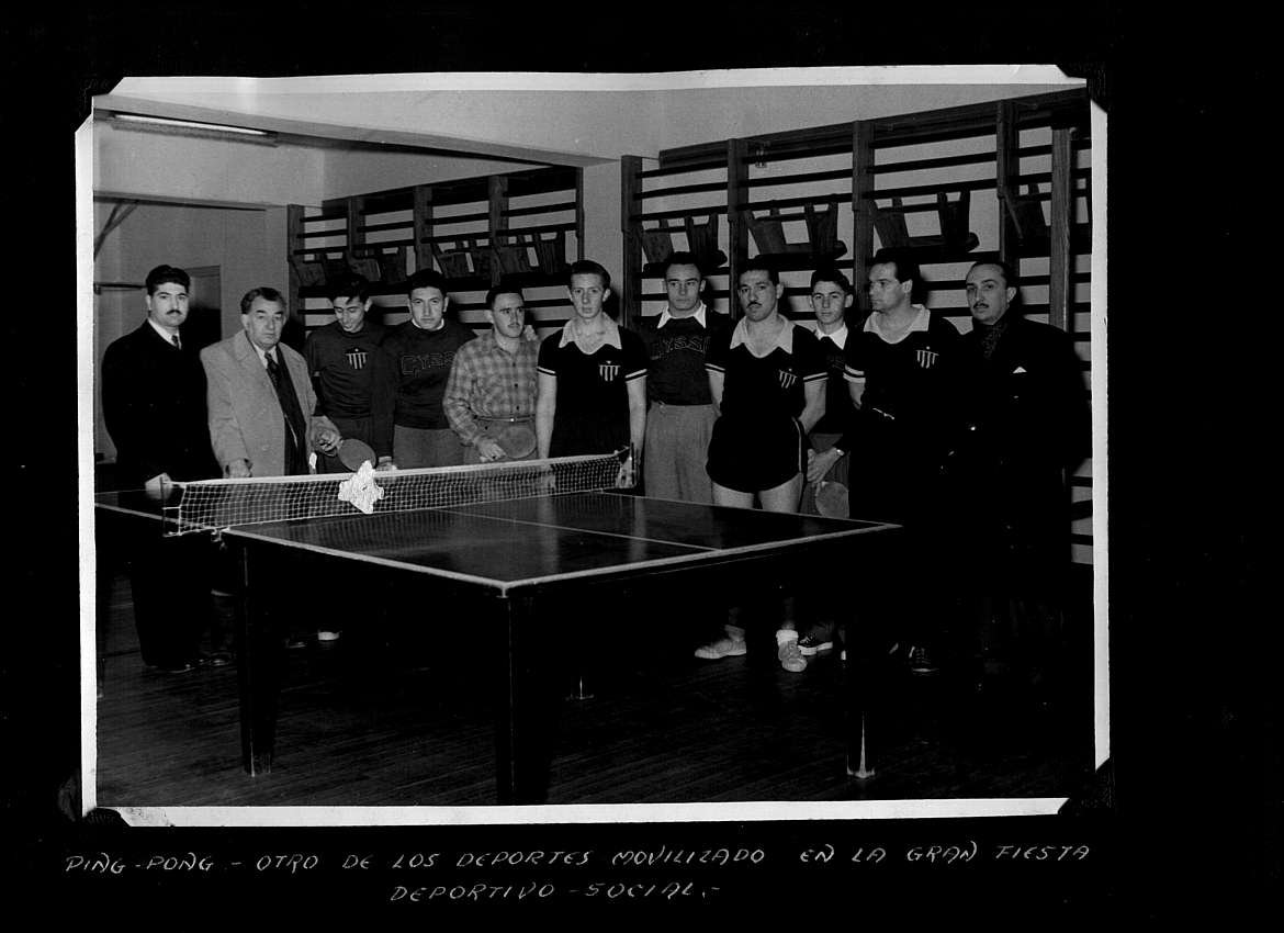 Tenis de mesa durante una fiesta deportiva y social.