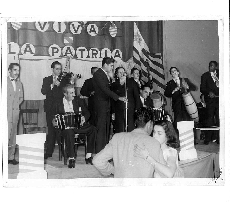 Baile y espectáculo musical en la celebración “Viva la Patria”.