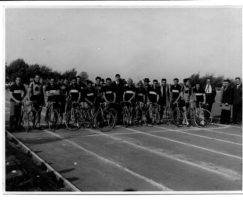 Ciclistas reunidos en la pista antes de la competencia.