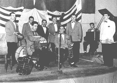 Orquesta en una celebración de la vida social lacazina.