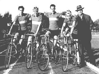 Ciclistas de C.Y.S.S.A. antes de una competencia.