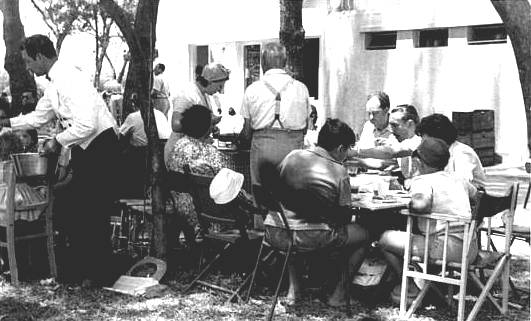 Almuerzo comunitario al aire libre.
