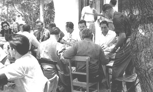 Mesa compartida durante una celebración institucional.